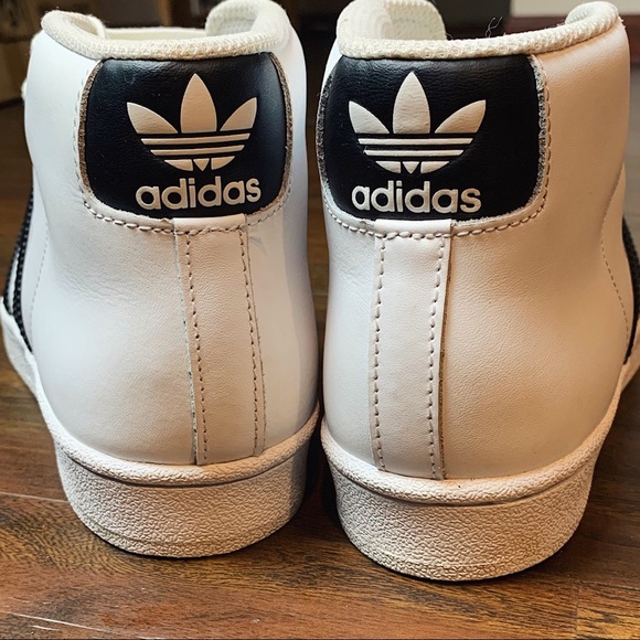 Women’s Authentic adidas shell toe shoe size 5.5 - Picture 3 of 6